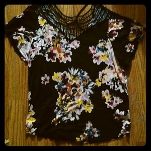 I'm selling a flower print vary cute short sleeve